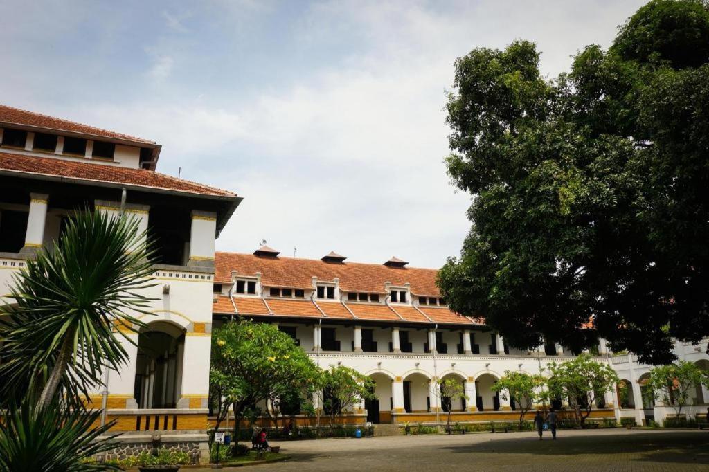 Oyo Life 92877 Hotel Rainbow 7296 Semarang Exterior foto