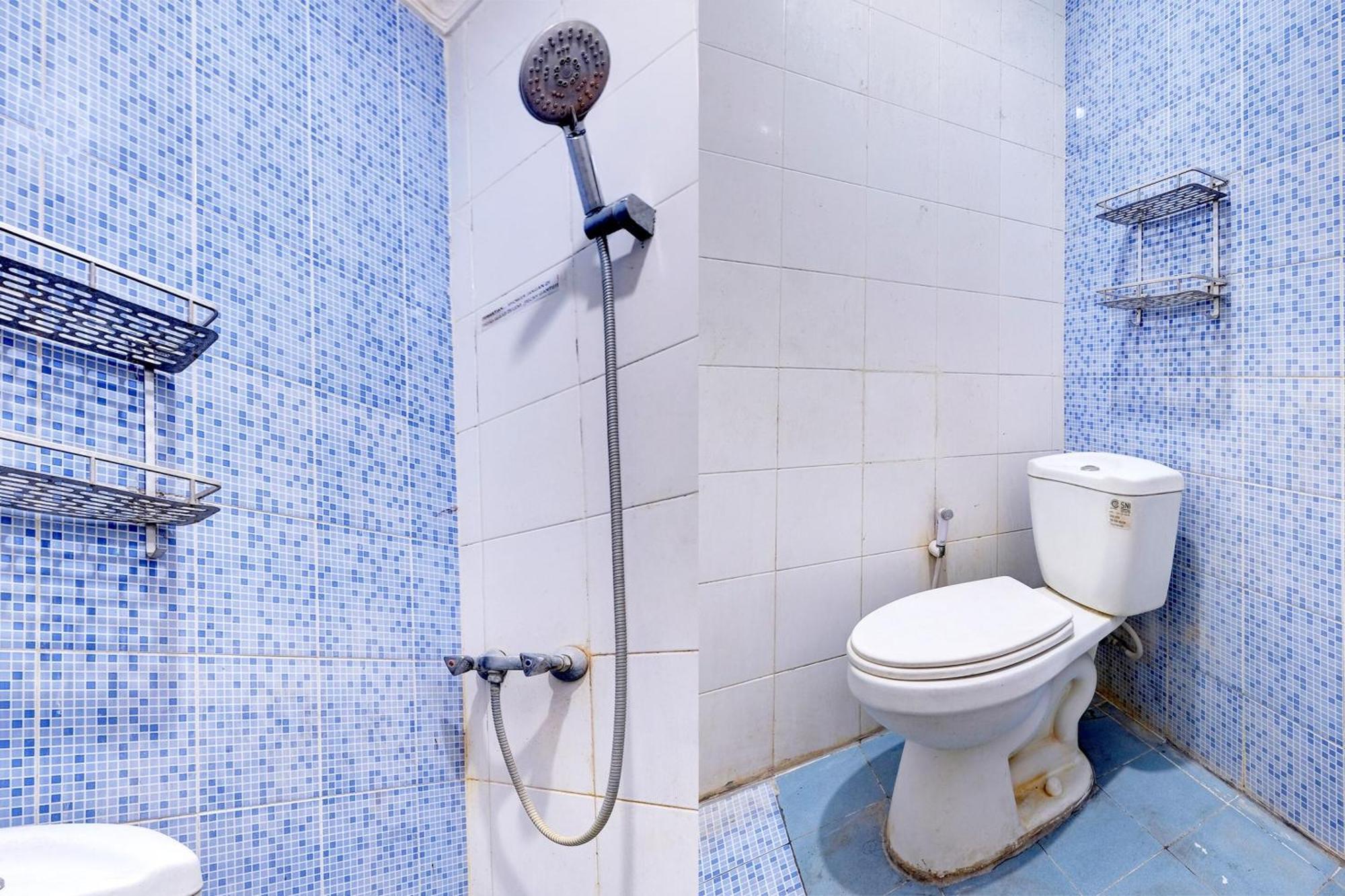 Oyo Life 92877 Hotel Rainbow 7296 Semarang Exterior foto